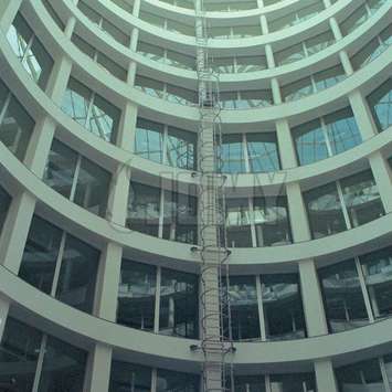 Verticale kooihangladder voor gevel onderhoud en glazenwassen. Verticale hangladder voor gevel onderhoud - Building Maintenance Unit